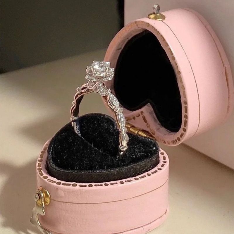 Anello da donna con diamanti e fuochi d'artificio del castello della principessa in fuga, anello di nozze in argento sterling con moissanite, regalo di bouquet per_voghion.com