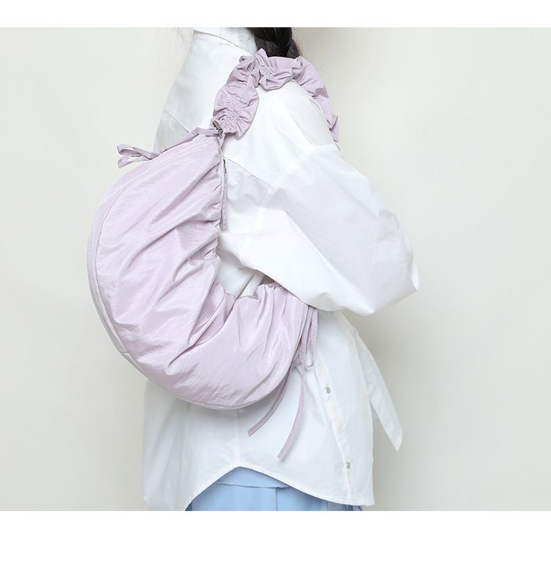 Frühling Koreanische Plissee Handheld Wolke Frische Künstlerische Polyester Knödel Faul Stil Wasserdichte Halbmond Tasche_voghion.com