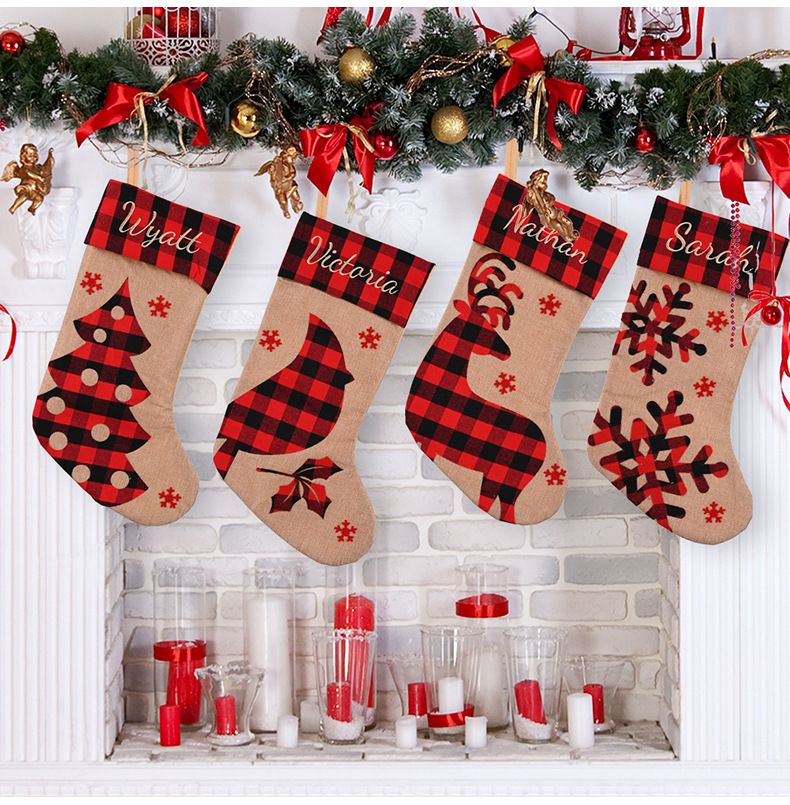 Suministros de decoración navideña Calcetines navideños a cuadros rojos y negros Calcetines navideños de lino con copos de nieve Bolsa de regalo grande_voghion.com