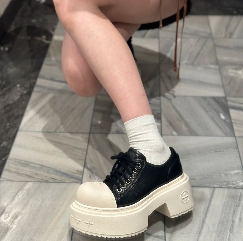 Damenschuhe Mode Damenschuhe Designer Damenschuhe Hohe Version Dicke Sohle Höhe zunehmende runde Zehenpartie Kreuz Blume Neue Low Top Mode Casual Pla_voghion.com