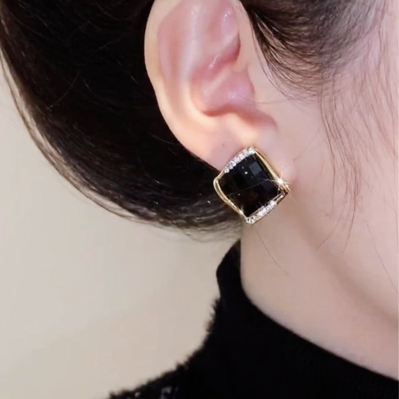 S silver needle Japanese and Korean temperament simple studded black crystal diamond women's fashion light luxury design_voghion.com