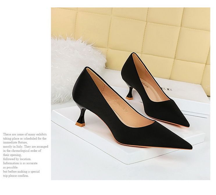 Stilvolle, einfache All-in-One-Weinglas-Absätze mit hohen Absätzen und flachen, spitzen Satinschuhen_voghion.com