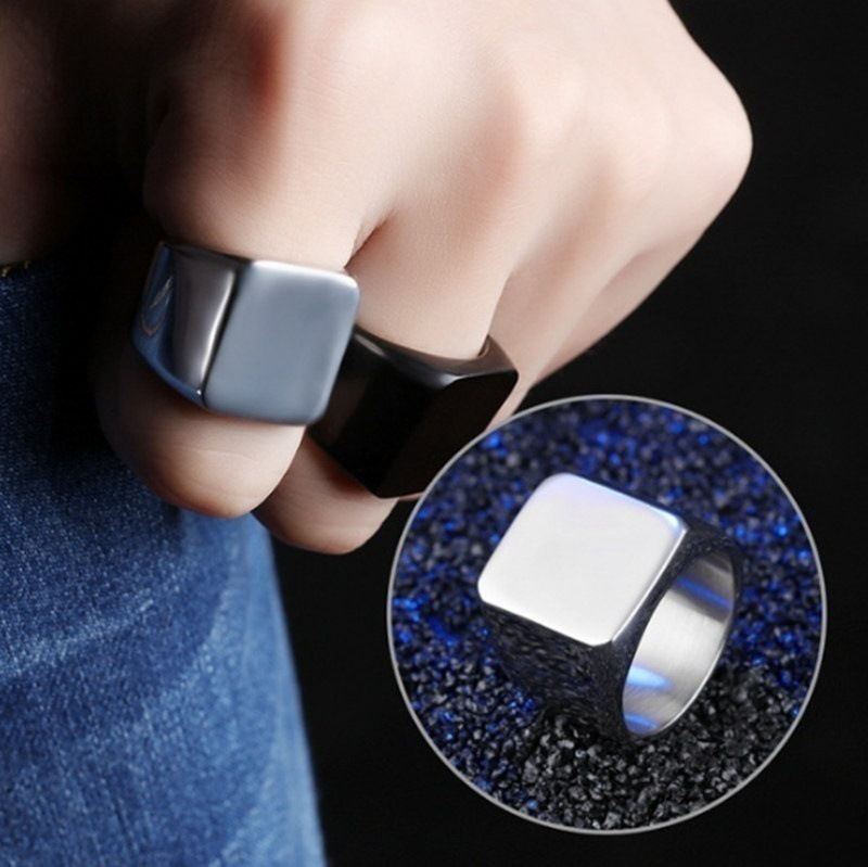 Anello da uomo quadrato con superficie liscia e solida_voghion.com