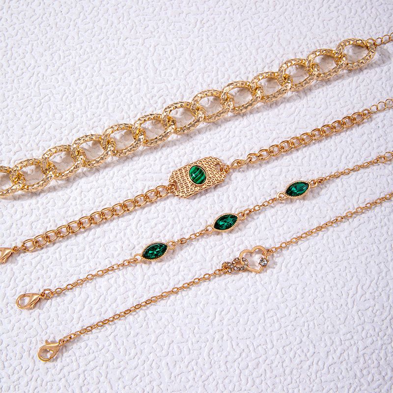 Nuovo set di quattro braccialetti a forma di cuore versatili in stile punk con catena cubana._voghion.com