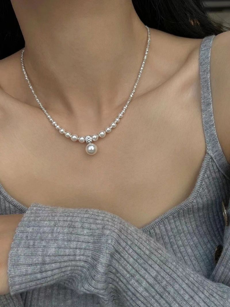 Ein modisches und nischenhaftes Design mit vielseitiger silberner Perlenkette, die ein Gefühl von Luxus ausstrahlt. Das neue Schlüsselbein_voghion.com