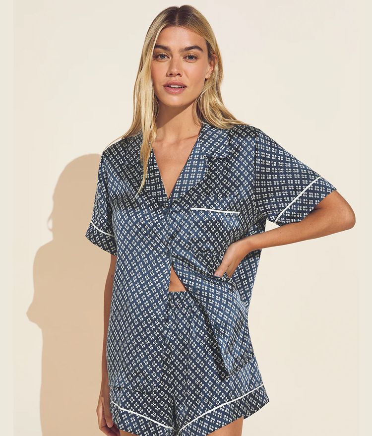 Licht marineblauwe pyjamaset van satijn met vier bladeren voor dames, met herfstmouwen en lange broek. Mode voor thuis._voghion.com