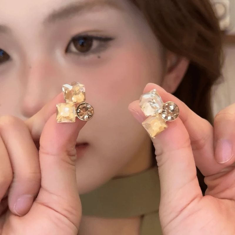 Light Luxury Versatile Ancora Red Atmosphere For Women Fashionable Temperament High-end Feel Square Round Face Hoop_voghion.com