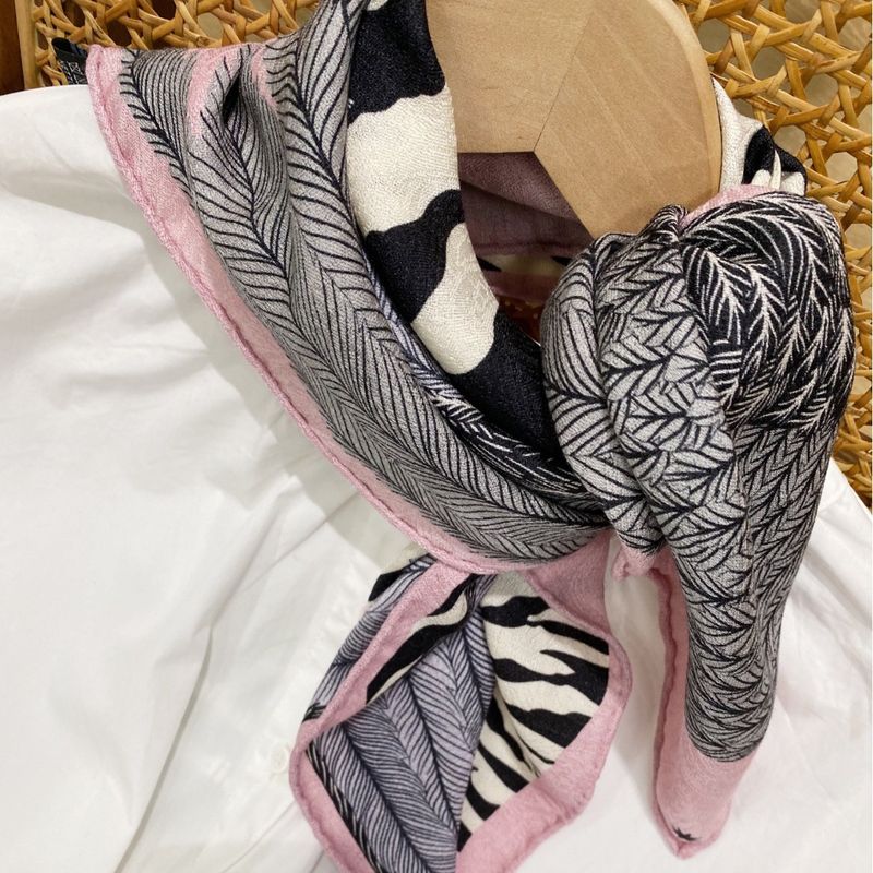 Sciarpa quadrata cinese in velluto jacquard, seta di gelso, cashmere, stampata su entrambi i lati, motivo zebrato rosa invernale_voghion.com