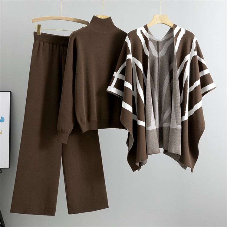 Dameklær elegant dame, lat stil, strikket genser, sjal, kappe, bukser med brede ben, tredelt dress_voghion.com