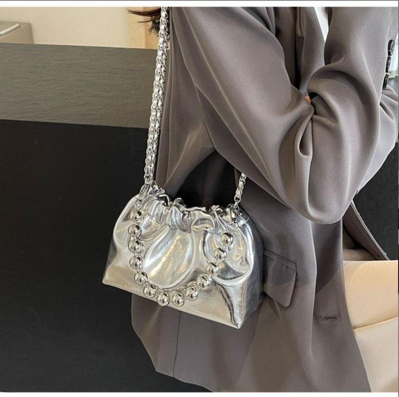 Borsa a secchiello piccola in morbida pelle argentata da donna, autunno e inverno 2025_voghion.com