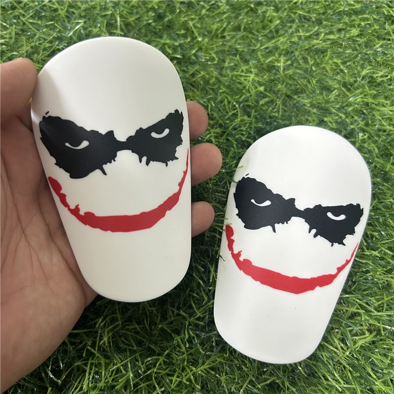Mini protège-tibias de football américain – Protège-tibias de petite taille pour jeunes et adultes avec motif Joker amusant, équipement de protection léger en plastique pour le football et le basket-ball._voghion.com