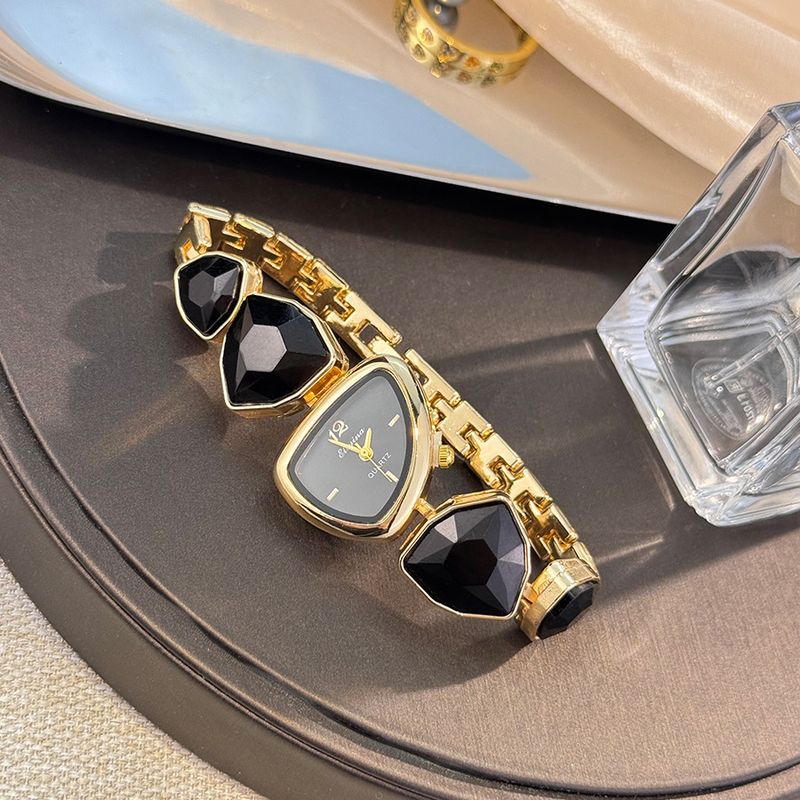 Combinazione di colori Design irregolare Orologio con grandi diamanti Orologio di nicchia di lusso Colore Moda Alto senso Lavoro Quotidiano Compleanno Anniversario Regalo di San Valentino_voghion.com