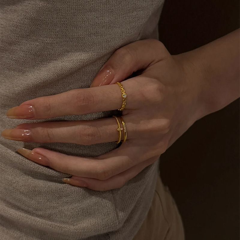 Anello da donna geometrico con singolo diamante cubano in oro medievale con punto indice_voghion.com