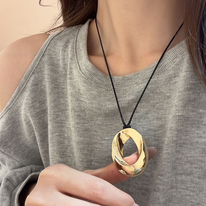 Vintage Distressed Bow Metal Necklace Ethnic Bohemian Simple Versatile Long Round Pendant 2025_voghion.com