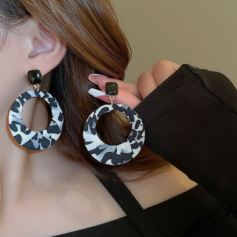 Boucles d'oreilles à tige polyvalentes en forme de cercle géométrique à imprimé léopard avec aiguille argentée_voghion.com