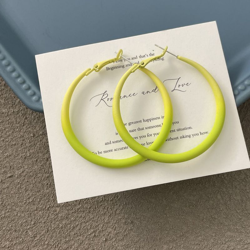 Orecchini a cerchio esagerati e spessi in metallo lucido argento per donna, nuovi orecchini a cerchio con design unico e alla moda._voghion.com