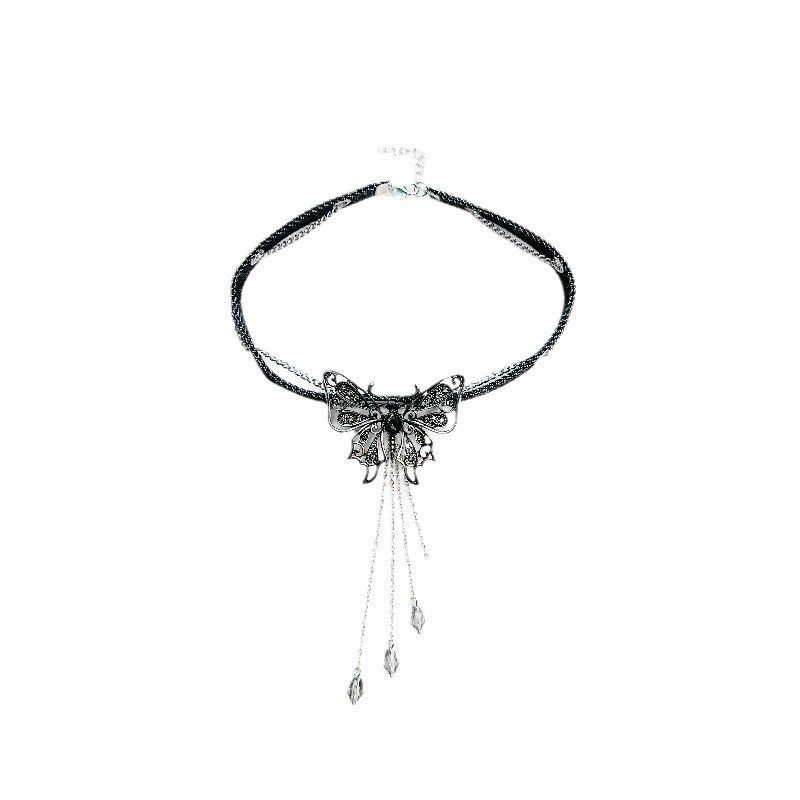 Collana girocollo corta con ciondolo a farfalla scura e frange, catena in pelle nera_voghion.com