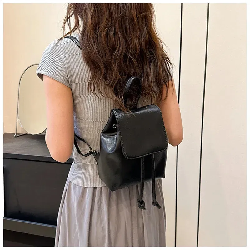 Mini-Rucksack aus PU-Leder für Damen: Stilvolle, strukturierte Umhängetasche mit Kordelzug und Klappe für Schule, Reisen und den täglichen Gebrauch_voghion.com
