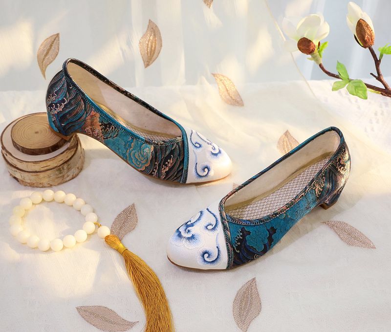 Damenschuhe Frühlings-Cheongsam im neuen Stil, spitze Tanzschuhe für Damen im Retro-Look, bedruckte alte Stoffschuhe_voghion.com