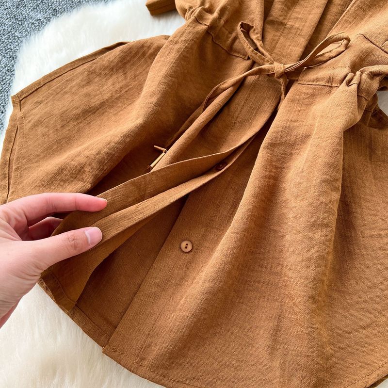 Completo da donna in due pezzi con vita allacciata e versatile camicia a maniche corte con vita alta e pantaloni dritti e aderenti a gamba larga_voghion.com