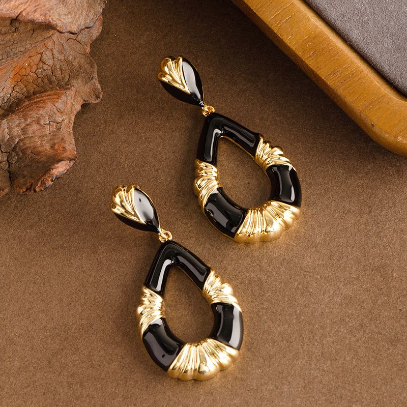 Elegante e lussuoso, stile antico, smalto a goccia, a forma di goccia cava, per donne con un temperamento di nicchia, di alta qualità._voghion.com