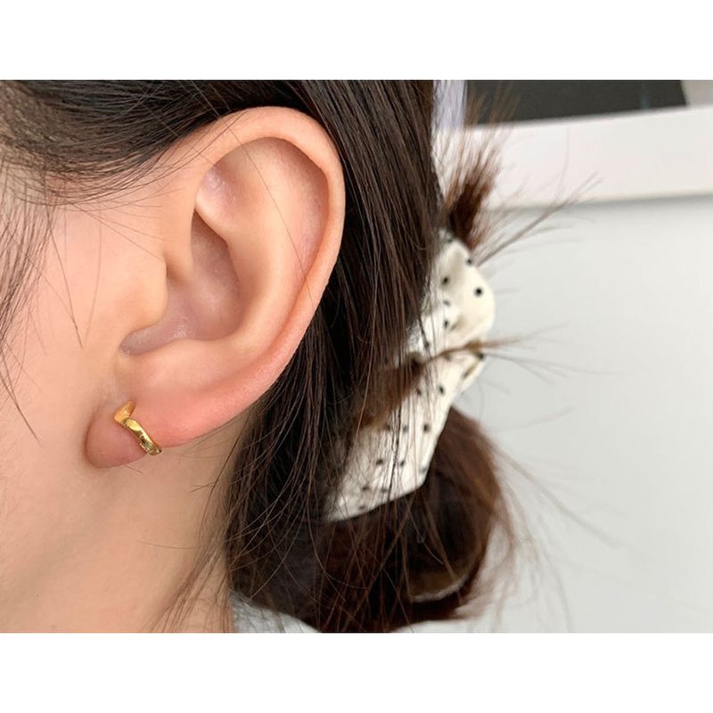 Orecchini a cerchio piccoli in argento minimalisti - Design adatto al sonno (non è necessario rimuoverli) | Gioielli per orecchie discreti_voghion.com