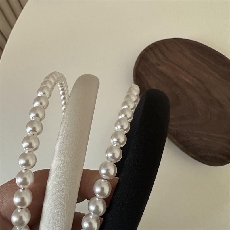 Fascia per capelli stretta a doppio strato in raso con perle Elegante fascia per capelli a doppio strato con perle in evidenza Accessori per capelli di alta qualità e tutti gli abbinamenti_voghion.com