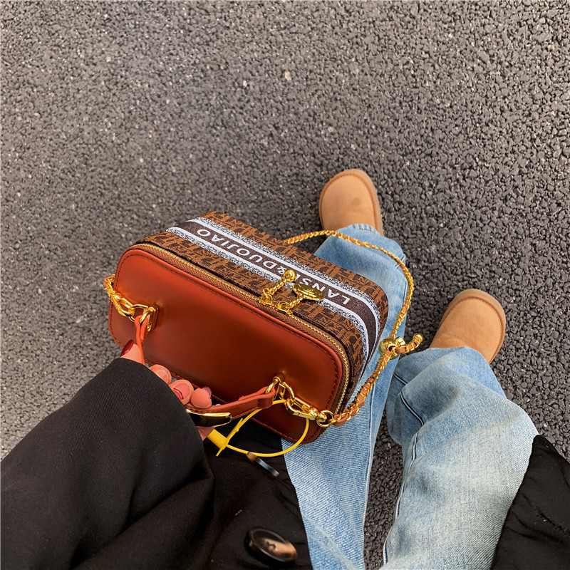 Hochwertige und Nischen-Designer-Box mit Aufdruck für Damen 2024 Neue Pendlertasche mit einer Schulter und kleiner quadratischer Umhängetasche_voghion.com
