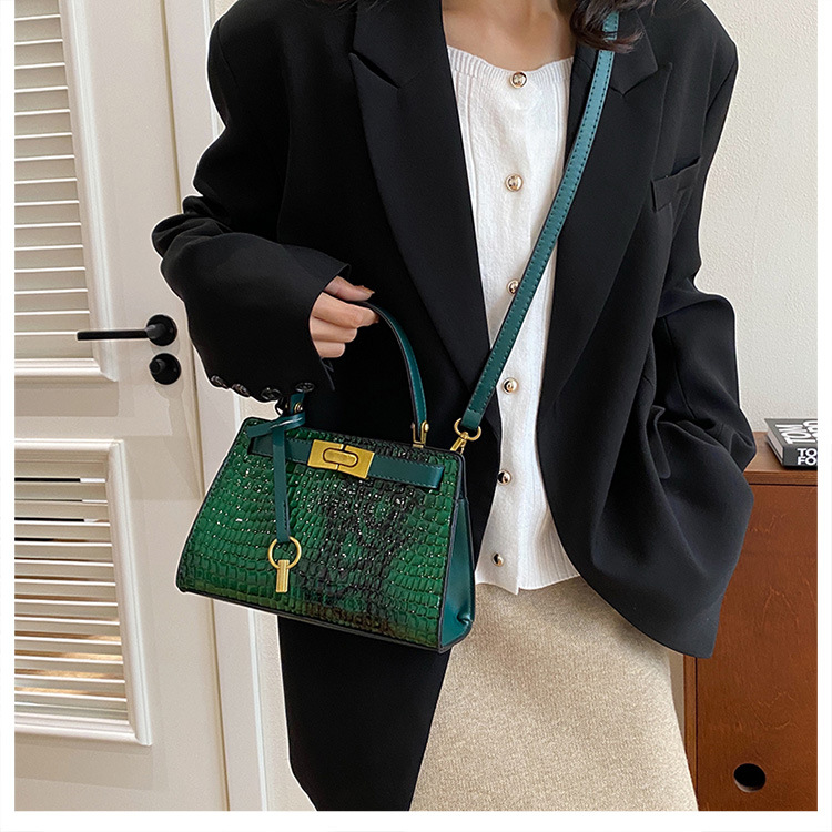 Väskor Dam 2023 Nya Handväskor med stor kapacitet High-end textur Krokodilmönster Medelålders Mother Bag Crossbody Bag_voghion.com