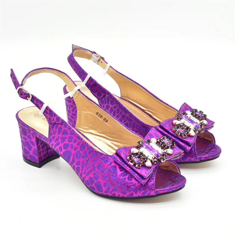 Dinnerparty mit Sandalen mit Schleife und Handtasche für jeden Tag_voghion.com