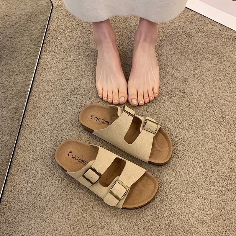 Una donna di corporatura robusta indossa delle nuove infradito estive da spiaggia con suola morbida, monospalla, a fondo piatto e doppio cinturino all'esterno_voghion.com