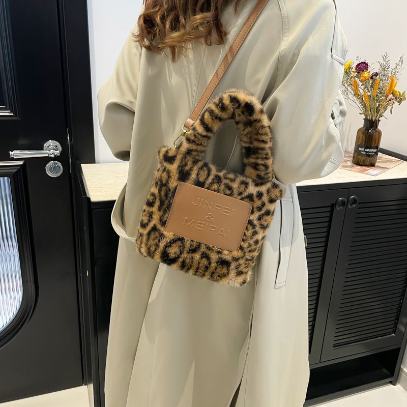 Borsa a mano con lettera, nuova borsa invernale 2024, carina, in peluche, a forma di cuore, con prodotto per il benessere._voghion.com