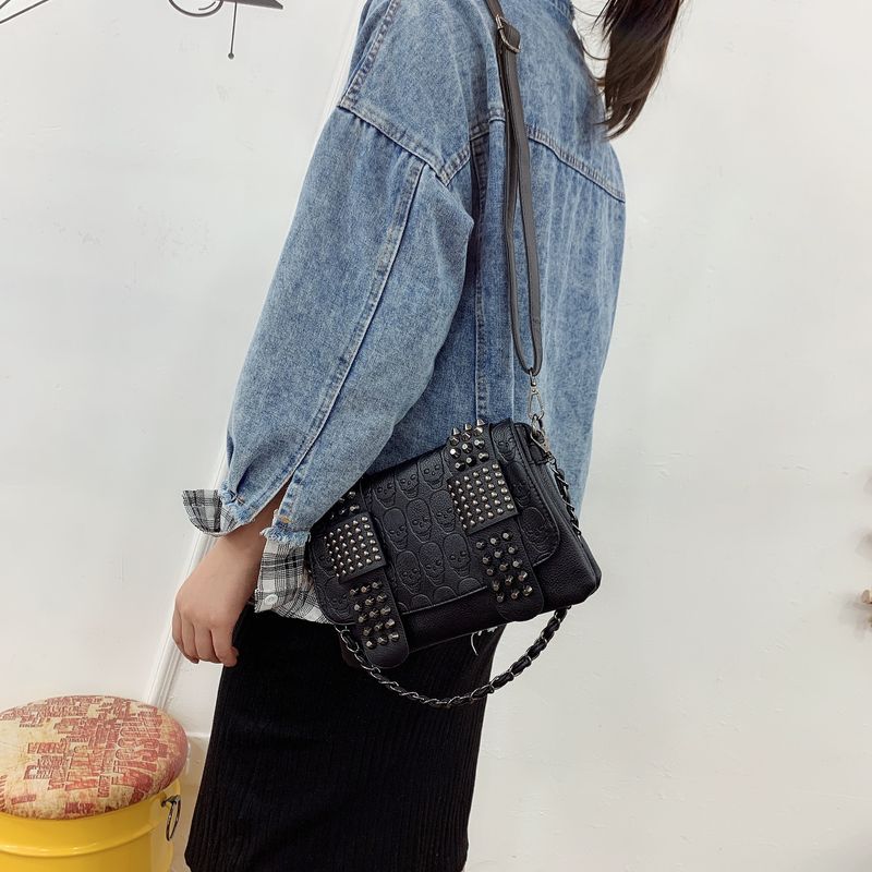 Borsa a tracolla vintage con tracolla a catena – Borsa a tracolla gotica punk con borchie a forma di teschio e laccetto da polso staccabile (tracolla regolabile in stile retrò boho)_voghion.com