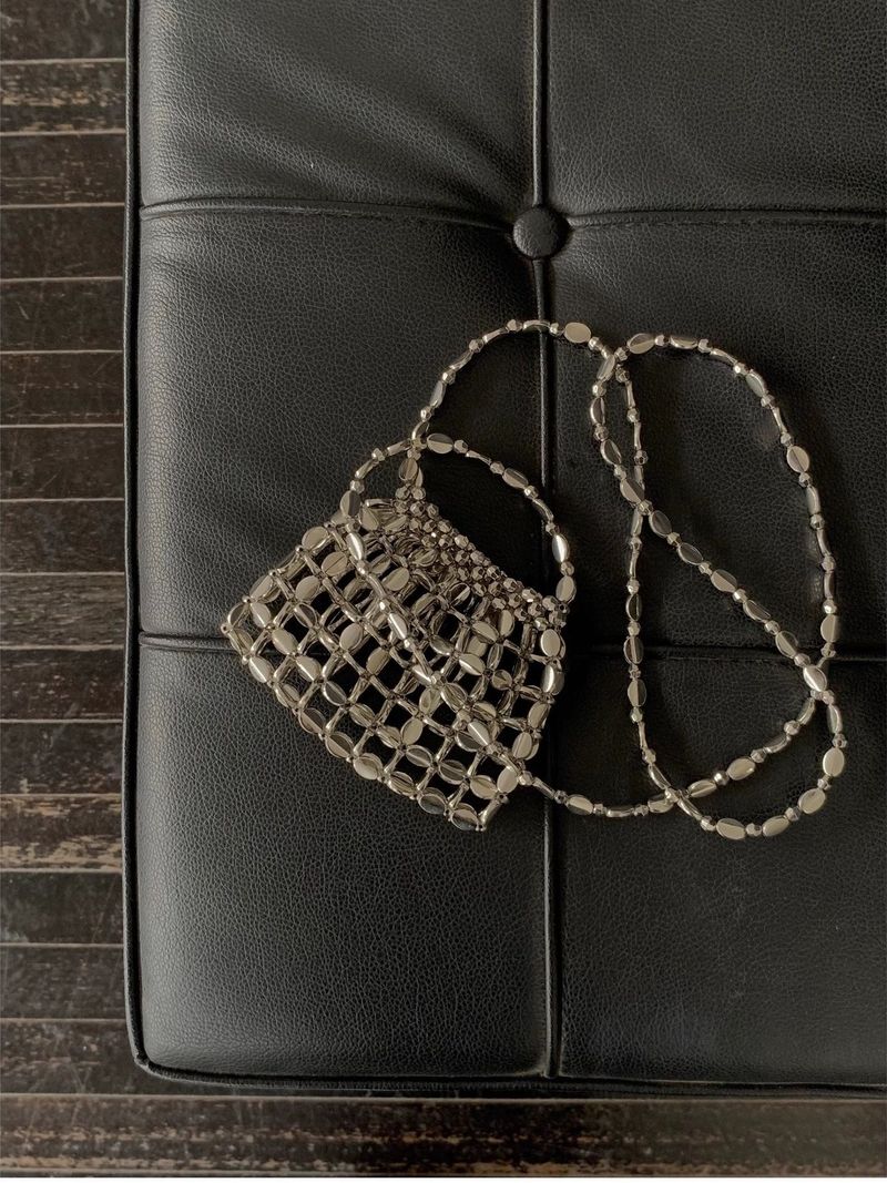 Perles tissées à la main en argent métallisé, modèle Hottie avec sac à bandoulière compact_voghion.com