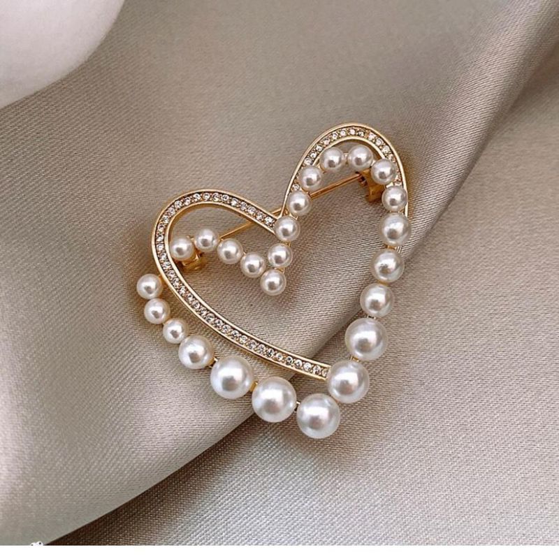 Design Sense Pearl Love Brooch New Trendy High-end Women's Delicate Pin Fixed Coat Sweater Accessories_voghion.com