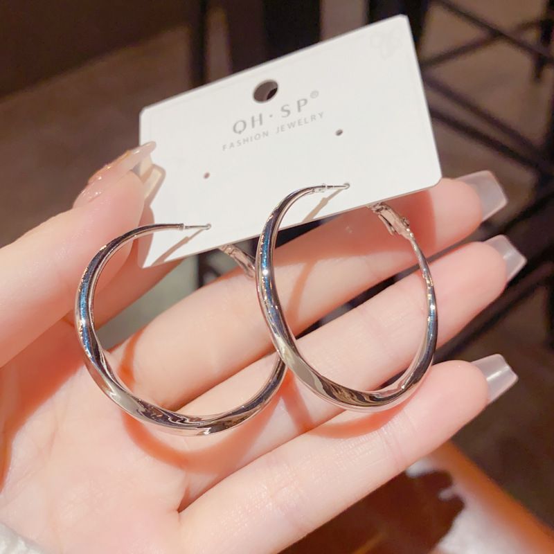 Orecchini pendenti a cerchio in metallo intrecciato unici da donna - Stile minimalista per un uso quotidiano elegante e versatile | Design snellente per le orecchie_voghion.com