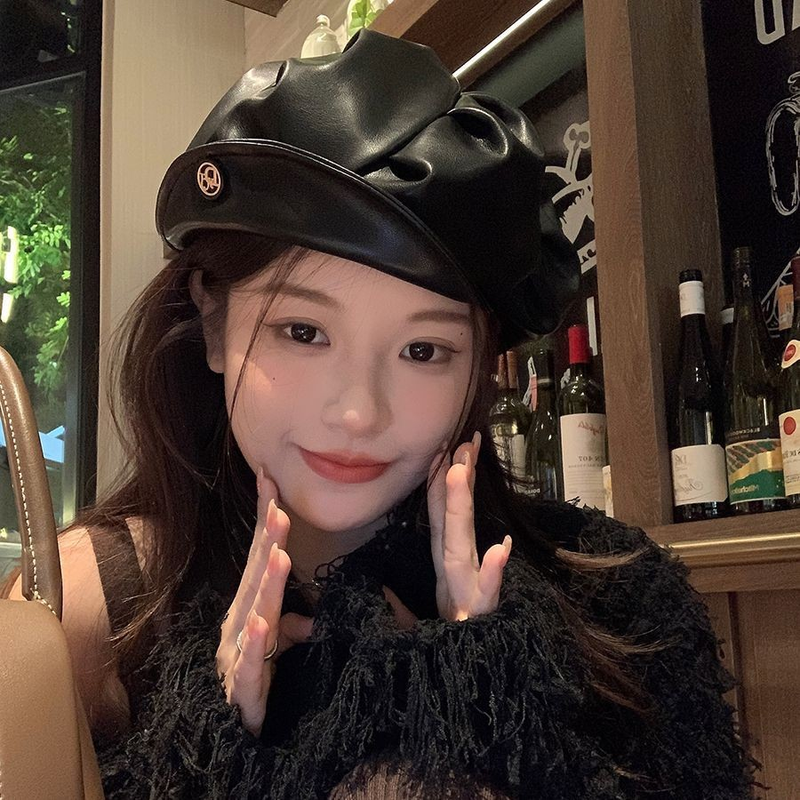Berretto in pelle nera di alta qualità per l'etichetta di moda di strada femminile, pieghettato ed elegante, che mostra temperamento, pittore di gemme_voghion.com