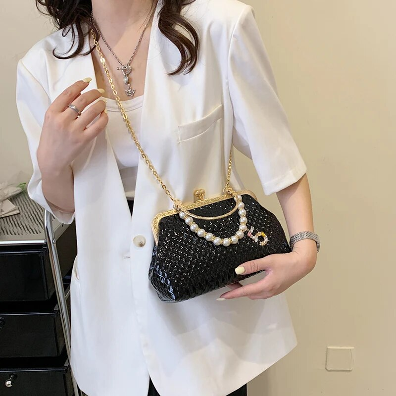 2023 frauen Französisch Minderheit Schulter Gold Umhängetaschen Mode Perle Kette Shell Clip Kleine Handtasche Eveing Kupplung_voghion.com