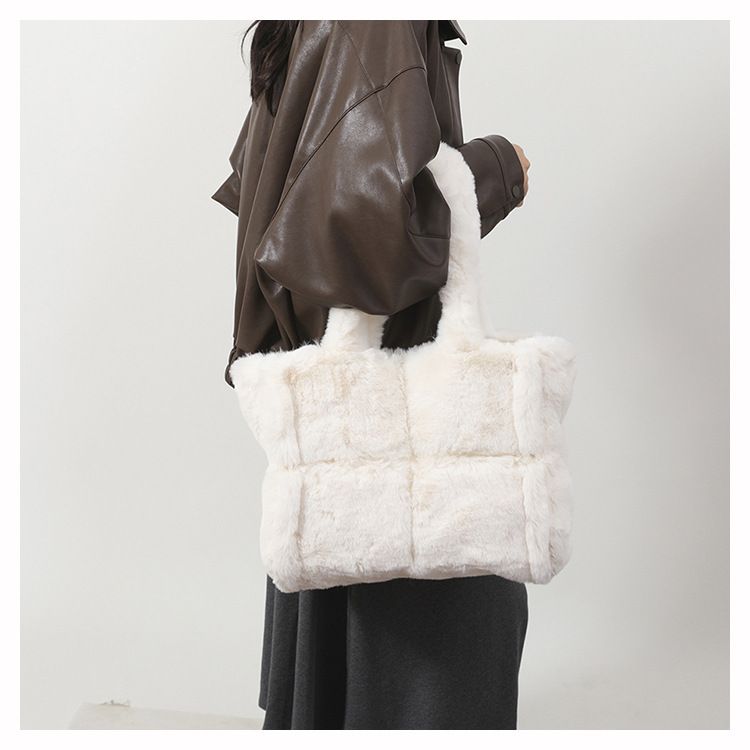 Piccola borsa a mano in pelliccia di nicchia per donna, nuova moda autunno e inverno 2024, borsa a mano in peluche di grande capacità_voghion.com