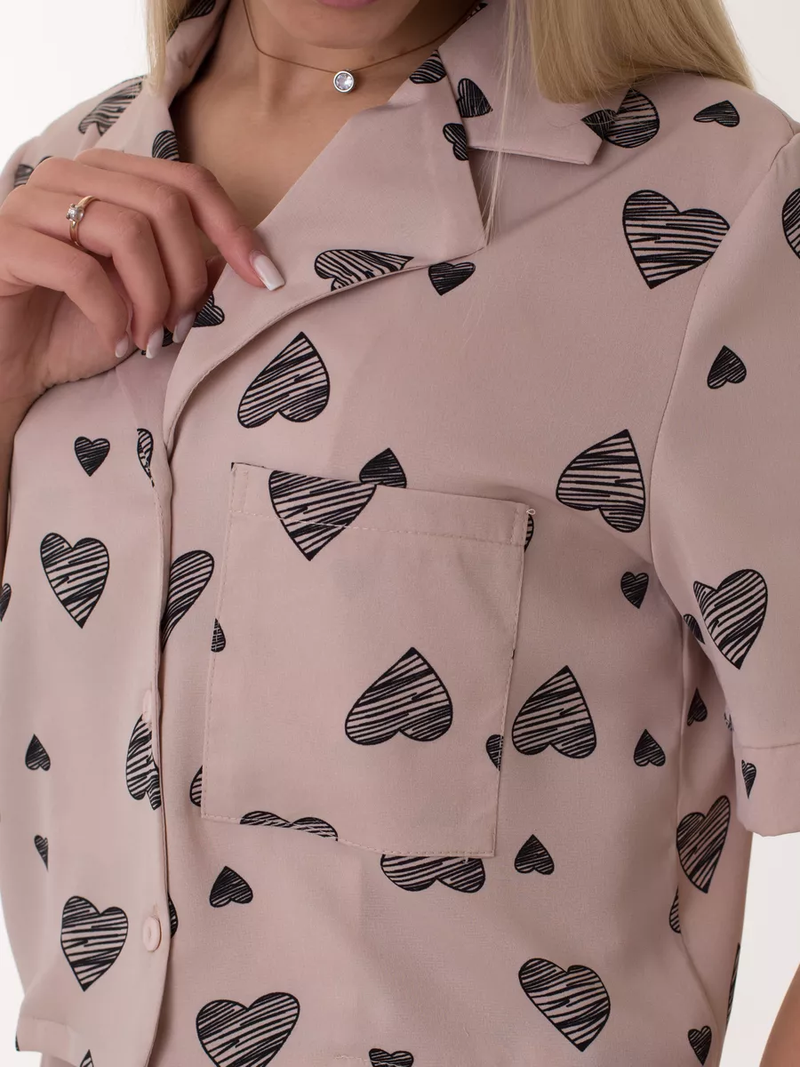 Dames pyjamaset met hartjesprint, vest, korte mouwen en splitzoom, comfortabele casual loungewear_voghion.com