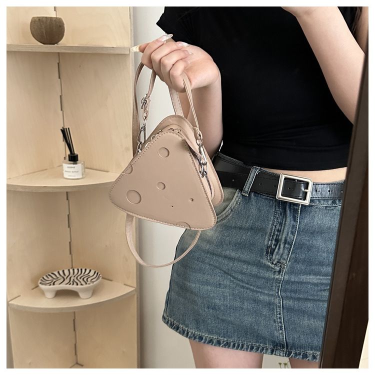 Egy niche dizájn aranyos lyukas sajttal nőknek, mini háromszög alakú szájú piros borítékos fejhallgató táska, keresztpántos táska_voghion.com