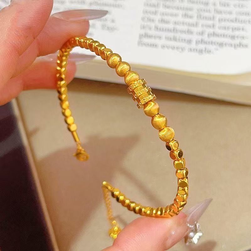 Niche High-End Gold-Plated Light Style Slim Waist Cat's Eye Gold Fragment Long-Lasting Color Bracelet Women's_voghion.com