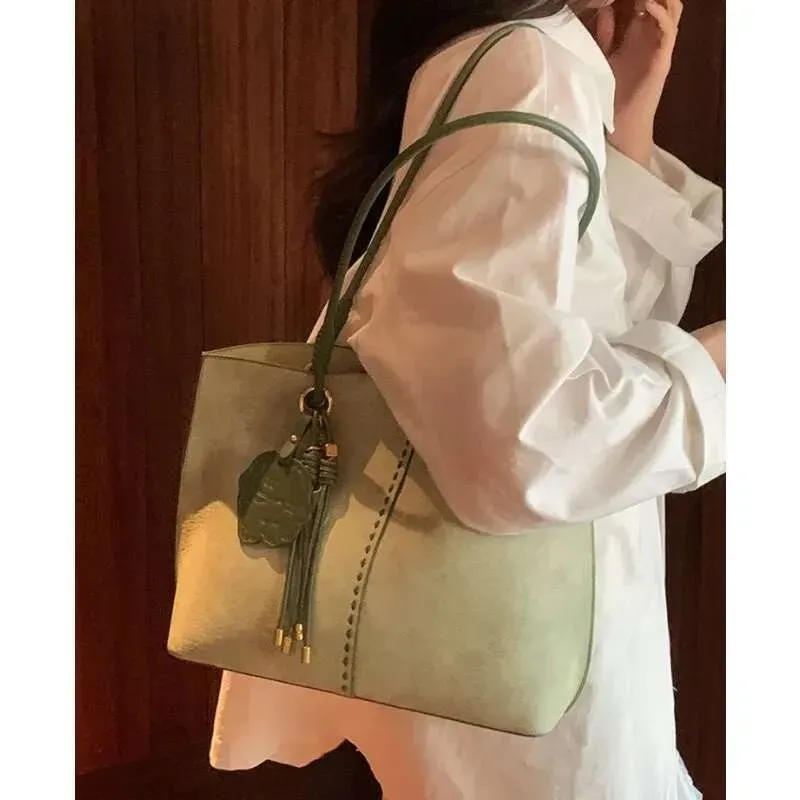 Borsa a tracolla grande con tracolla a mano, nuova, 2025, realizzata in pelle di vitello color lime, modello Nanfeng Chio2nd Bread Dog._voghion.com
