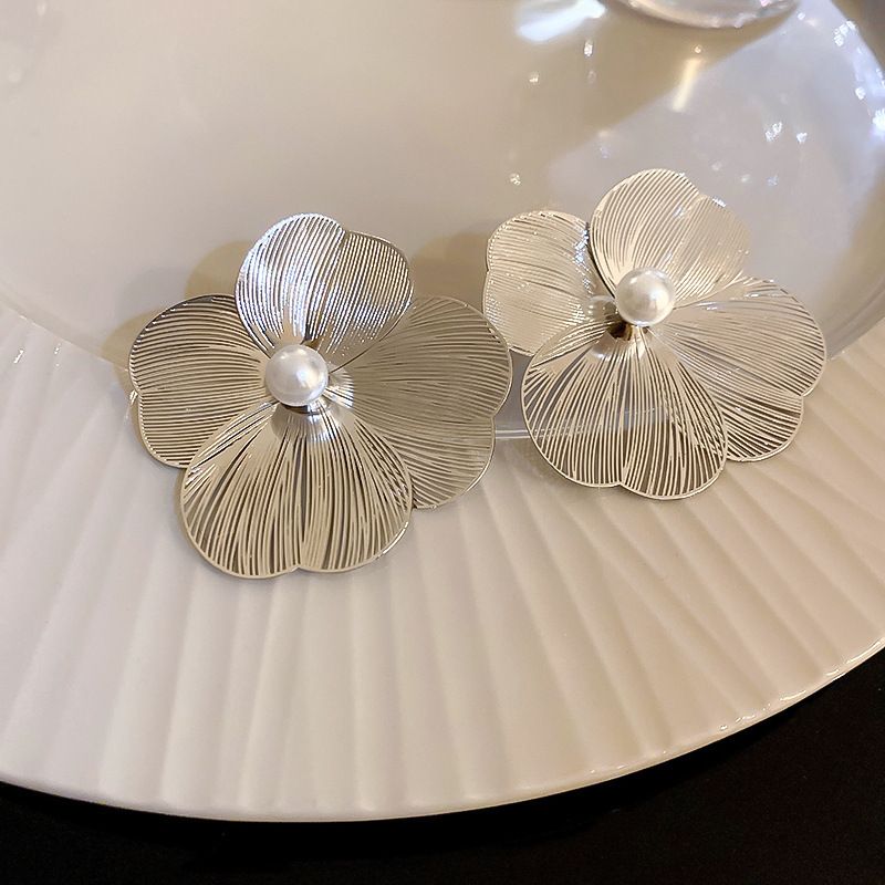 Orecchini a petalo grandi cavi in metallo, orecchini esagerati di alta qualità, design di nicchia_voghion.com