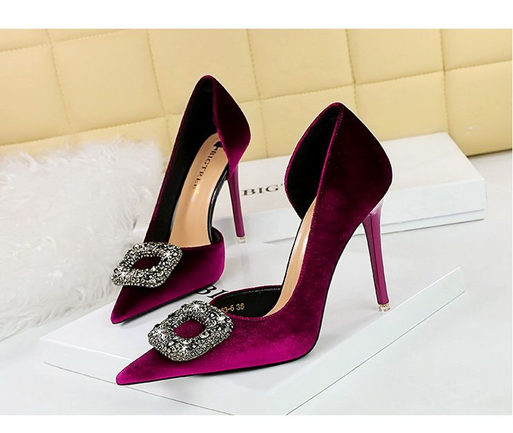 1363-K83 Bankett Dünne Absätze Verdicktes Wildleder Spitz Seitlich Hohl Metall Wasser Diamant Schnalle Ultra High Heel Einzelschuhe_voghion.com