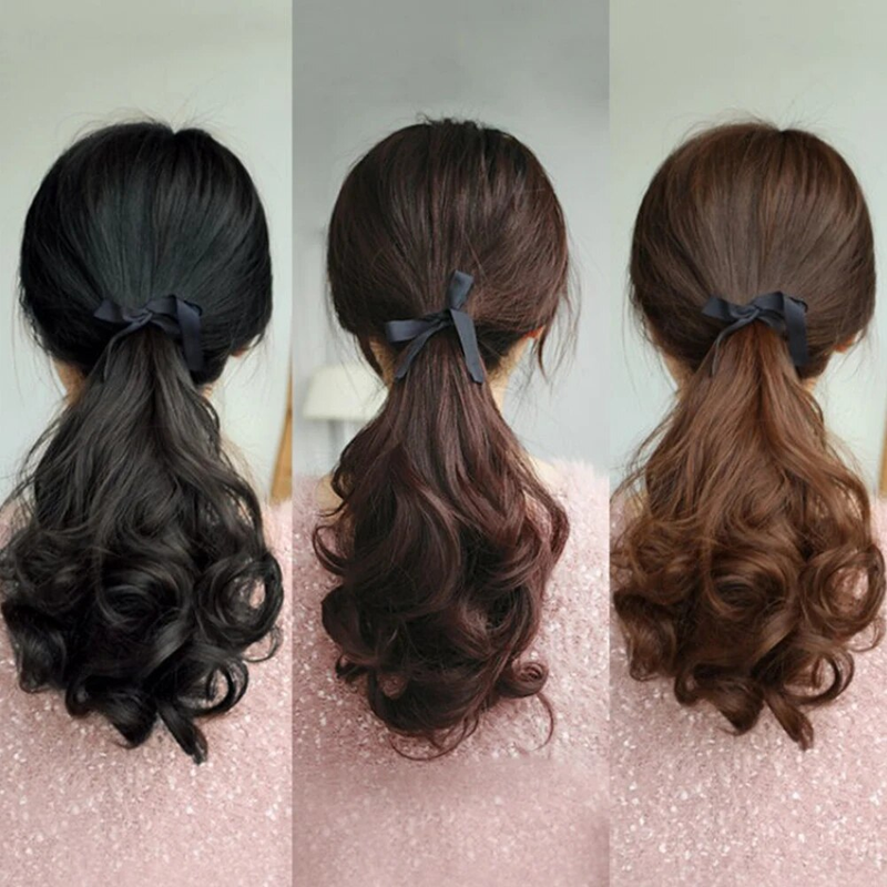 Mit Krawatte, die um den lockigen, gewellten Pferdeschwanz gewickelt ist, synthetische Clip-In-Extensions, natürliches Haar-Accessoire_voghion.com