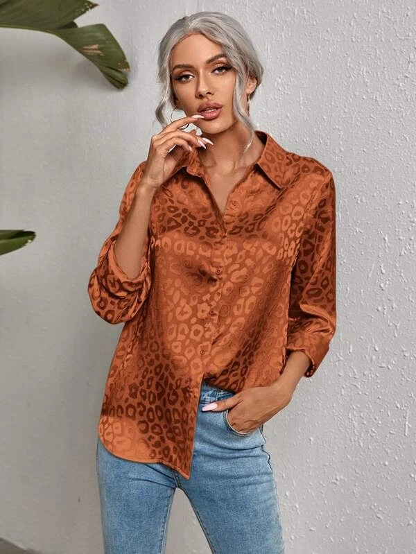 Camicia da donna a maniche lunghe con colletto aperto e bottoni, modello leopardato, modello 2025, in jacquard_voghion.com