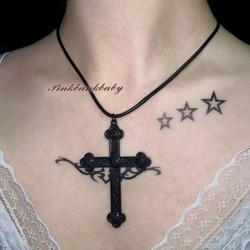 Collier croix minimaliste de style sombre pour femme, personnalité de niche, mode fille chaude, chaîne de clavicule polyvalente et tendance_voghion.com
