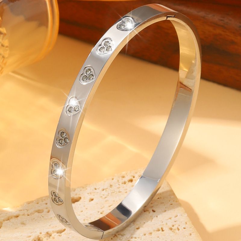 Bracciale alla moda in acciaio al titanio con diamanti a forma di cuore di pesca, modello per coppie, versione alta, leggero, lussuoso, in acciaio al titanio, resistente allo sbiadimento._voghion.com