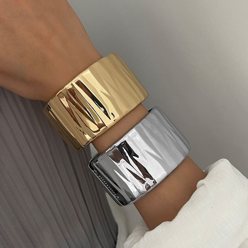 Bracciale unico, largo, largo, versatile, liscio, con design irregolare e aperto_voghion.com